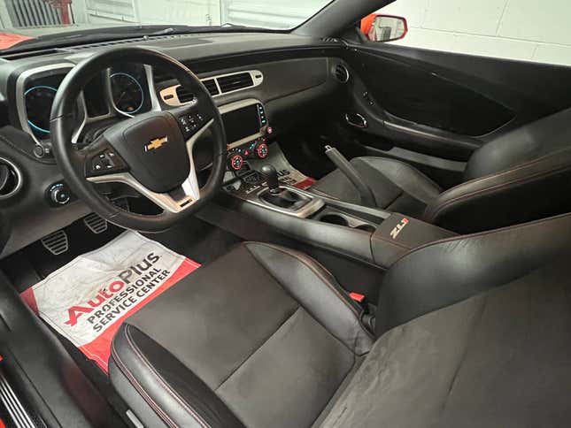 Imagen para el artículo titulado A $44,000, ¿diría que este Chevy Camaro ZL1 2013 infrautilizado es demasiado caro?