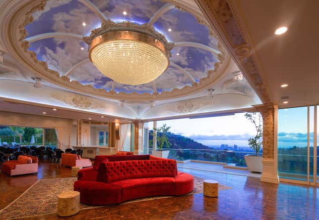 A 10,000-crystal chandelier hang’s in Palazzo Di Amore’s main living space. It’s the most expensive residential complex in the US.