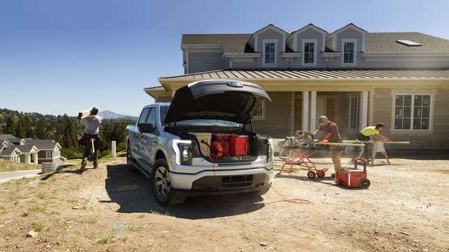 Imagen para el artículo titulado Ford revela la F-150 Lighting, su primera y esperadísima camioneta eléctrica