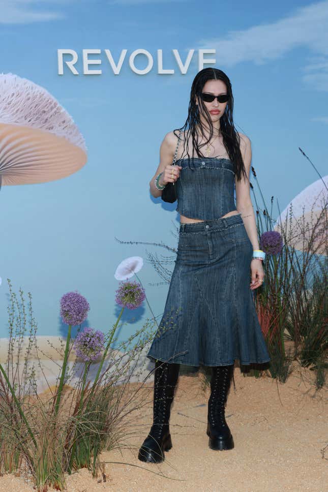 Image for article titled Coachella 2023, Weekend 1: All the Celeb Looks Now Probably Caked in Dust