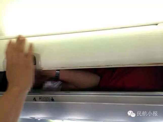 Image for article titled The latest evidence that flight attendants in Asia have it rough