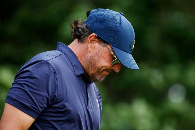 Phil Mickelson missed the cut and only got a handful of jeers at the U.S. Open.
