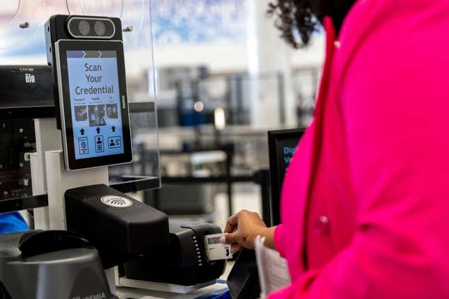 Un pasajero insertando su licencia de conducir en un lector de tarjetas TSA.