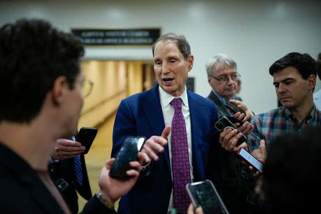 Ron Wyden speaking to a number of journalist with phone recorders