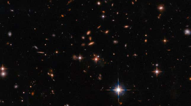 Imagen para el artículo titulado El telescopio Webb encuentra un denso nudo cósmico en el universo primitivo