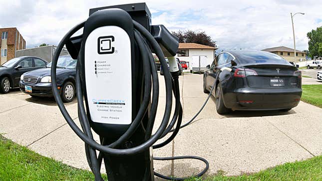 Image for article titled The Biden Administration Wants To Spend $100 Million To Fix The Country&#39;s Broken EV Chargers
