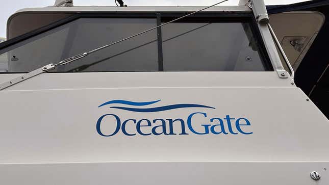 لوگوی OceanGate Expeditions روی قایق پارک شده در نزدیکی دفاتر شرکت در درب دفتر انبار صنعتی دریایی در اورت، واشینگتن، سه شنبه، 20 ژوئن 2023، دیده می شود.