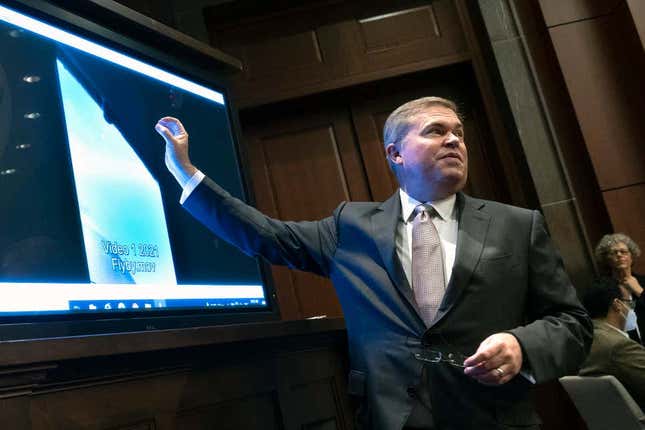 El subdirector de inteligencia naval de EE. UU., Scott Bray, habla a través de un video de UAP en una audiencia en el Congreso