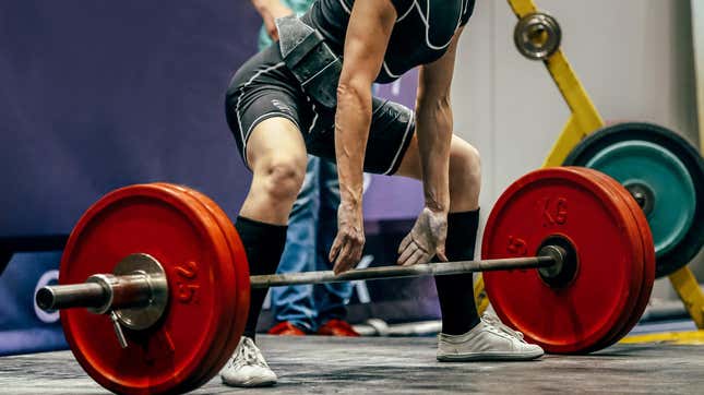 Image for article titled How (and Why) to &#39;Pull the Slack Out of the Bar&#39; When You Deadlift