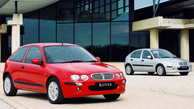 A photo of two Rover 25 hatchbacks parked in front of a building. 