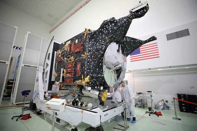 Dos técnicos trabajan en la sonda de la misión Psyche en el JPL.