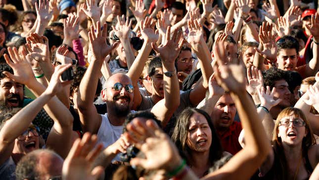 2012年5月、スペイン。怒りの声を上げてる若者は「indignados(怒れる人々)」と呼ばれる。REUTERS/ALBERT GEA