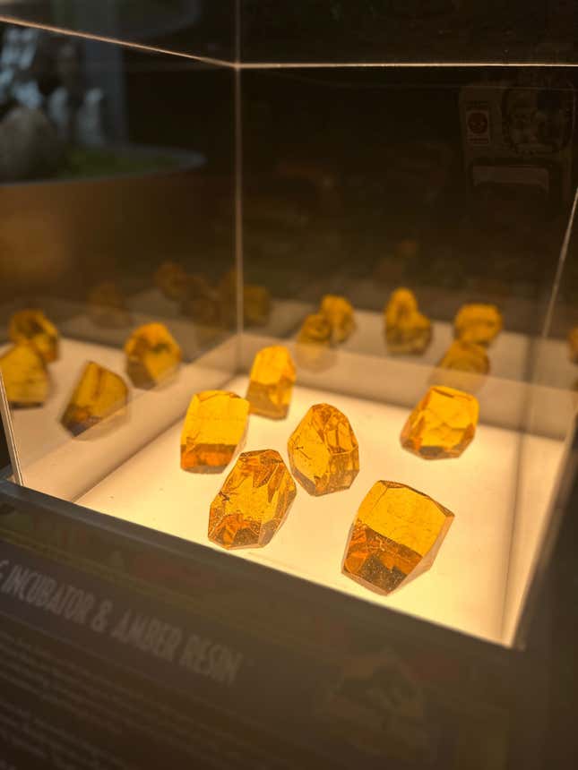 Image for article titled Behold The Throne of Photo Ops at the Jurassic Park SDCC Experience