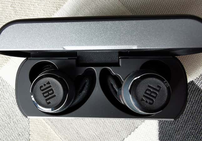 Imagen para el artículo titulado JBL Reflect Flow: lo más cerca que vas a estar de la cancelación de ruido activa en auriculares deportivos