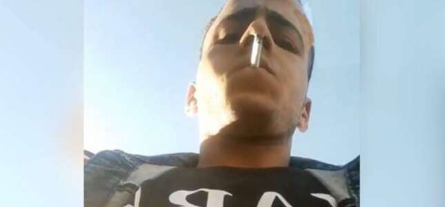 Roba a un periodista el móvil con el que hacía un directo mostrando a miles de personas su rostro