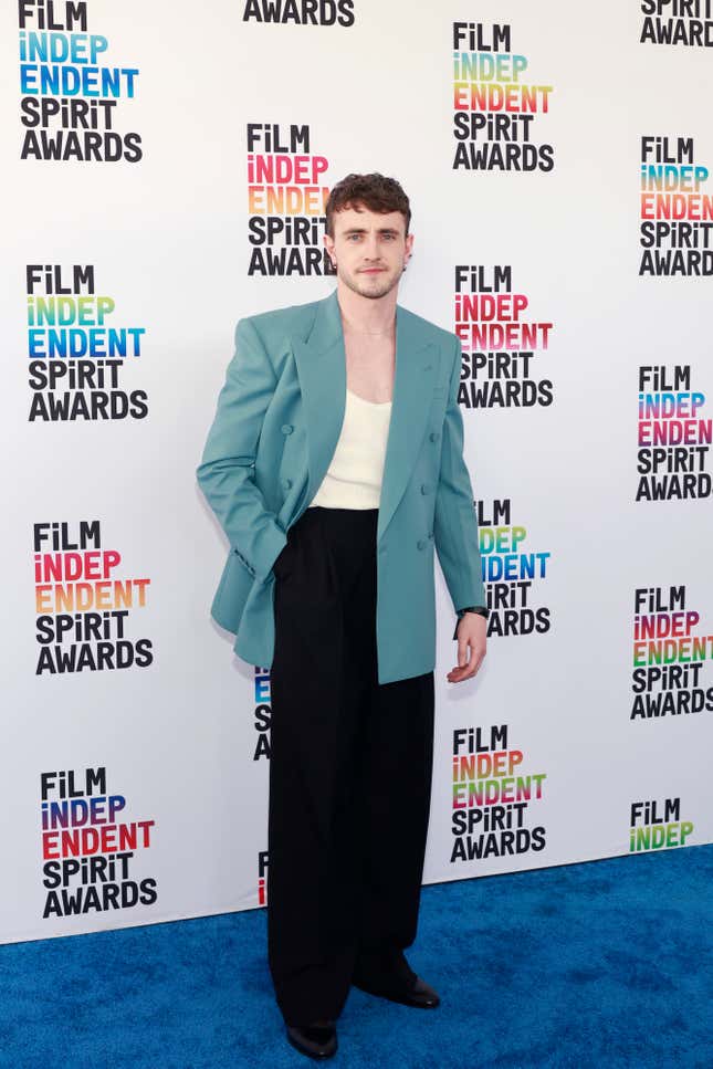 Image for article titled Independent Spirit Awards 2023: Sequins, Feathers, and Lace Rule the Blue Carpet