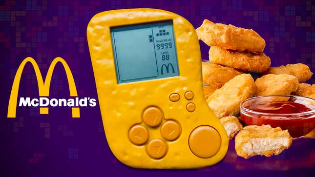 Un gros plan du Chicken McNugget de McDonald's China Tetris, à côté d'un tas de vrais.