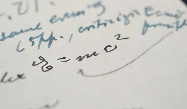 Imagen para el artículo titulado Subastan una carta de Einstein con su famosa ecuación por 1,24 millones de dólares (y no es la primera)
