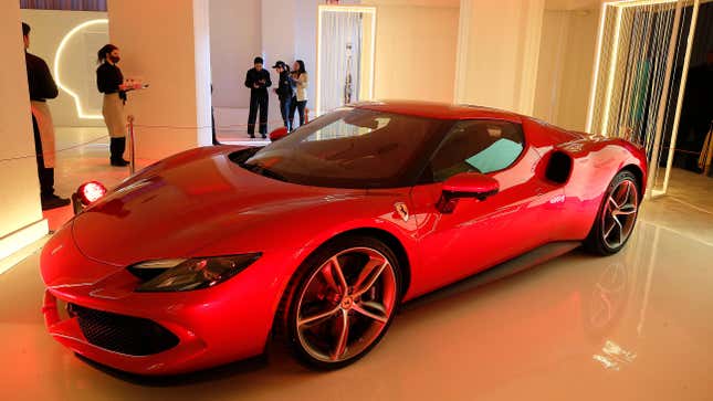 Ein Ferrari 296 GTB ist während Shells Power Of Performance in Lavan am 11. Mai 2023 in New York City zu sehen.