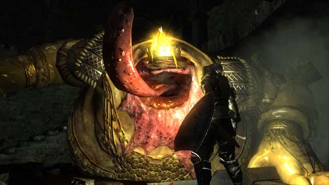 The Adjudicator boss in Demon's Souls brandishes its tongue at a silhouetted figure.
