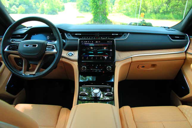 Image for article titled It's Ridiculous How Much Nicer The New Jeep Compass' Interior Looks