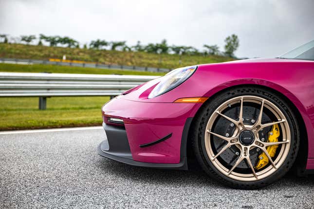 Close-up of the front wheel of a ruby ​​Porsche 911 GT3 equipped with the Manthey Performance Kit.