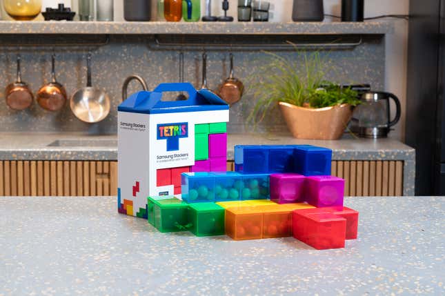 Imagen para el artículo titulado El último lanzamiento de Samsung son unos tupper con forma de piezas de Tetris, y son una genialidad