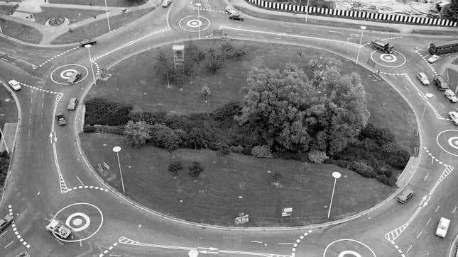 The Plough Road or “Magic” Roundabout, located in Hemel Hempstead, UK in the 1970s. The outer circle ran clockwise, while the inner circles were counterclockwise. According to the caption, several cars in this image are driving the wrong way.