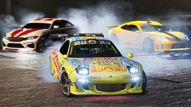 Un gruppo di auto dipinte colorate guidano insieme di notte, come si vede in GTA online