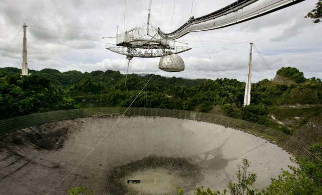 Los daños que el huracán María provocó en el radiotelescopio en 2017.