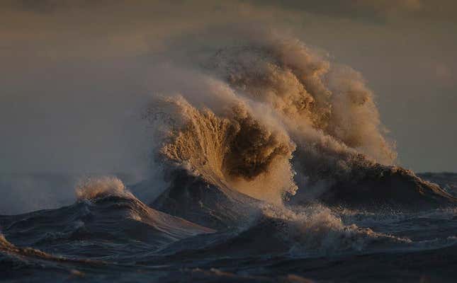 Image for article titled Photos: The massive, mountainous waves of Lake Erie