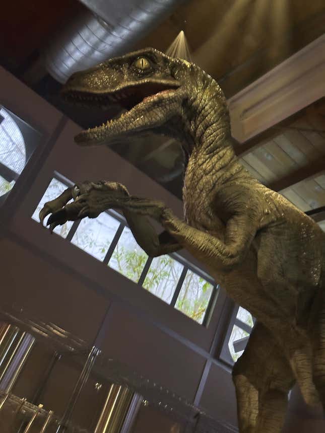 Image for article titled Behold The Throne of Photo Ops at the Jurassic Park SDCC Experience