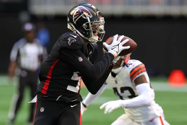 Atlanta Falcons WR Drake London with a reception against the Cleveland Browns