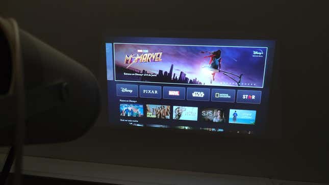 Imagen para el artículo titulado Samsung The Freestyle: poder llevar una pequeña pantalla de cine contigo a todos lados tiene su precio