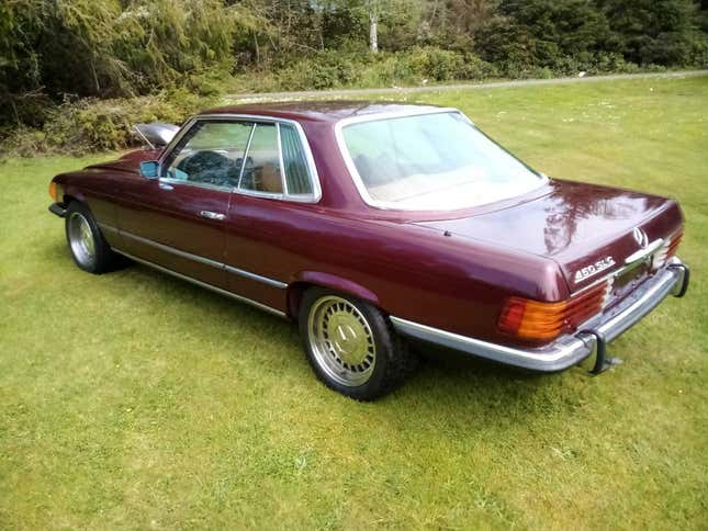 「5,500 ドルで、このシボレーエンジンを搭載した 1973 年メルセデス 450 SLC は非常にお買い得ですか?」というタイトルの記事の画像