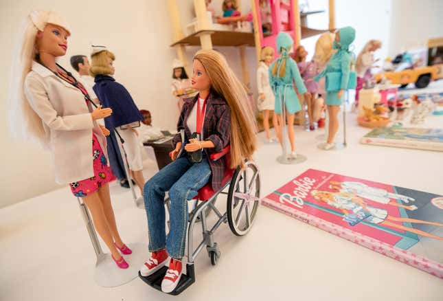 Verschiedene Barbie-Puppen, darunter eine Puppe im Rollstuhl, zu sehen in der Sonderausstellung 2020 „Fleißiges Mädchen – Barbie macht Karriere“ im Schloss Bruchsal.
