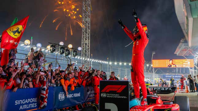 Carlos Sainz Jr aus Spanien und Scuderia Ferrari feiern seinen Sieg im Parc Feme während des F1 Grand Prix von Singapur auf dem Marina Bay Street Circuit am 17. September 2023 in Singapur, Singapur.