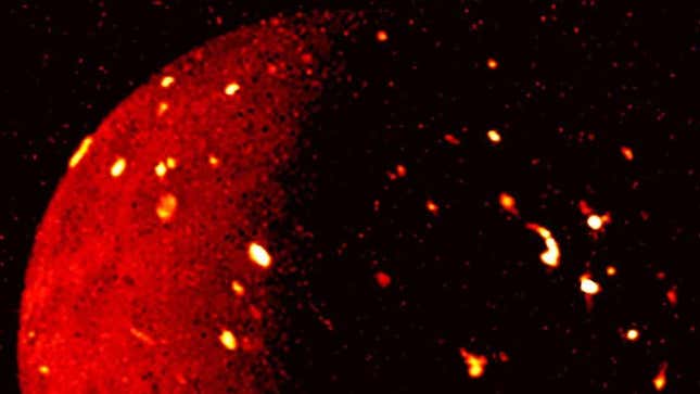 Imagen para el artículo titulado Una sonda de la NASA ha conseguido capturar los volcanes de Io en plena ebullición