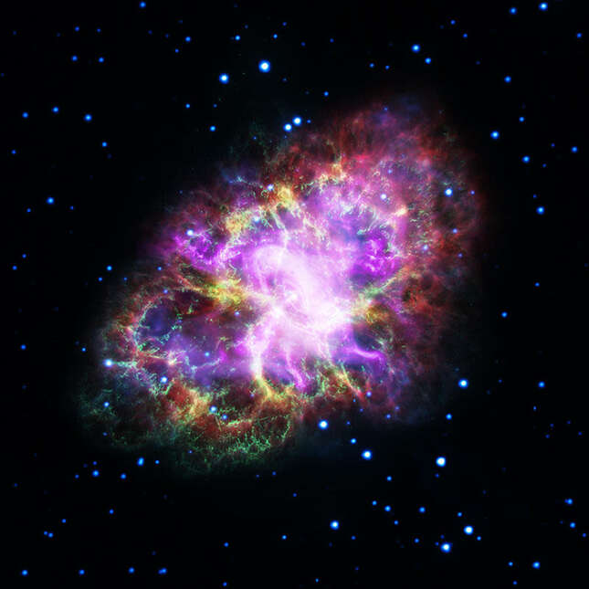 La Nebulosa del Cangrejo. Sus rayos X son rosas, la luz óptica  verde, los rayos infrarrojos amarillos y la ultravioleta azul.
Imagen: X-ray: NASA/CXC/SAO; Optical: NASA/STScI; Infrared: NASA/JPL/Caltech; Radio: NSF/NRAO/VLA; Ultraviolet: ESA/XMM-Newton