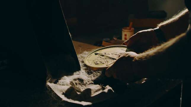 Imagen para el artículo titulado Reino Unido acuña una nueva moneda de £5000 que pesa 5 kg