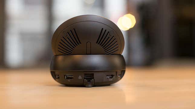 El DeX incluye salidas HDMI, Puerto USB-C, dos puertos USB 2.0 y uno ethernet. (Foto: Gizmodo / Eleanor Fye)