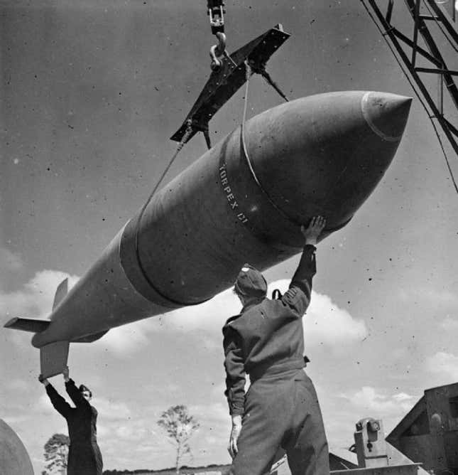 Dos técnicos de la RAF cargan una Tall Boy para el escuadrón 617.