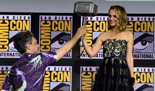 Taika Waititi le entrega el martillo de Thor a Natalie Portman en la San Diego Comic-Con
