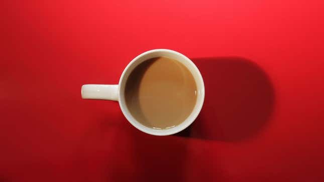 Imagen para el artículo titulado El orden correcto es café, azúcar y leche (y por qué importa)