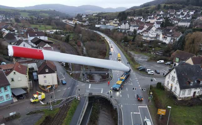 Imagen para el artículo titulado Las fotos de este camión transportando el aspa de un generador parecen un fallo en el motor gráfico de la realidad