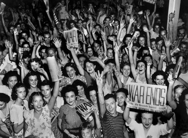 Celebración del día de la victoria en Jackson Square en el centro de Oak Ridge en agosto de 1945. Cuando se lanzó la primera bomba atómica sobre Japón el 6 de agosto de 1945, los diarios revelaron a la gente de Oak Ridge en lo que habían estado trabajando todo este tiempo.