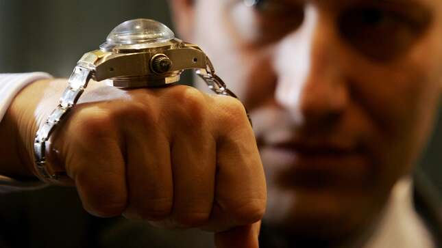 Este barco pesquero regresó del mar con un muerto y una sola pista: un Rolex en la muñeca del cadáver