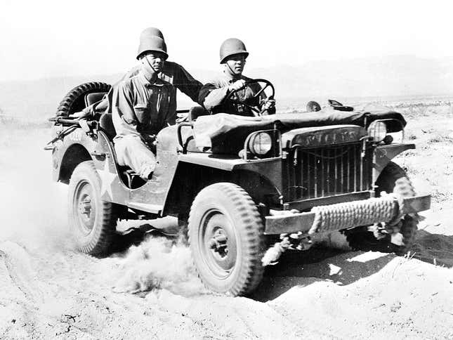 Imagen para el artículo titulado El origen de los SUVs: cómo los vehículos militares mutaron hasta invadir nuestras carreteras