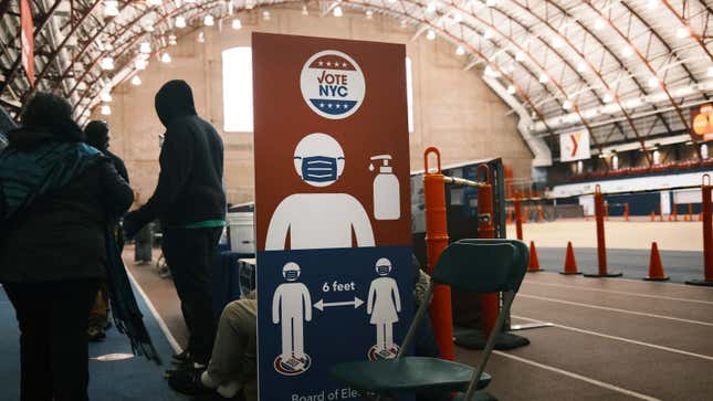 Un cartel informando de las medidas de prevención en Brooklyn durante las votaciones.