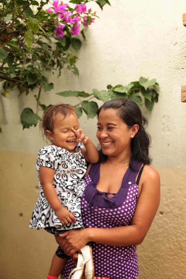 Carmen Guadalupe Vásquez Aldana and her daughter.